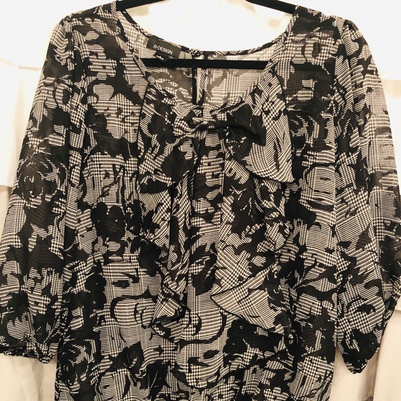 Black and white blouse. - Picture 2 of 7